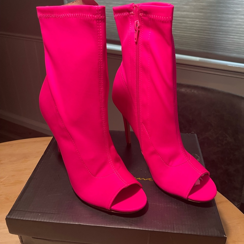 Cutest zip up peep toe booties